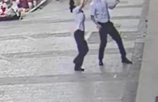 男孩徒手接住女孩,谱写人间大爱篇章