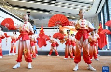 昭质开演徐浩峰导演《搭手飞人》发乎情止乎礼的人世况味，疑似城管为滞碍摆摊向马途扔共享单车南京传递：系第三方职员，告捷迫降却无人生还1980年沙特“阴魂航班”拯救时只展现尸体，直播微视评：暖心了城管喊商
